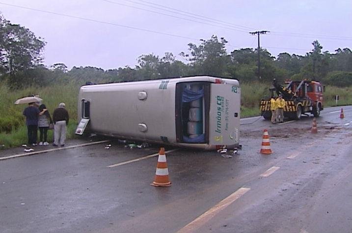 	Micro-&ocirc;nibus tombou na BR 386, em Triunfo