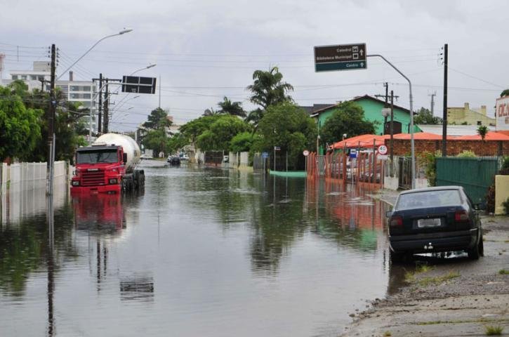 Chuva inundou ruas causando transtornos a moradores e veranistas