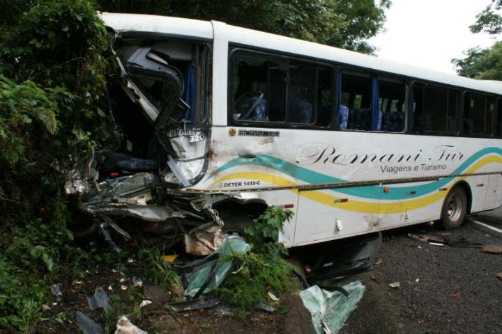 &Ocirc;nibus colidiu contra caminh&atilde;o em Marcelino Ramos
