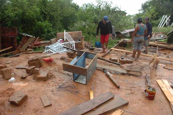 Casa constru&iacute;da em &aacute;rea de risco desmoronou na zona leste da Capital