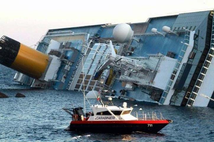 Comandante de navio que naufragou na It&aacute;lia &eacute; preso