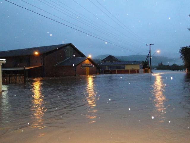 Pr&eacute;dio da Prefeitura de Cara&aacute; ficou inundado com a for&ccedil;a da chuva