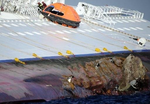Batida em rocha fez uma fenda grande no navio Costa Conc&oacute;rdia