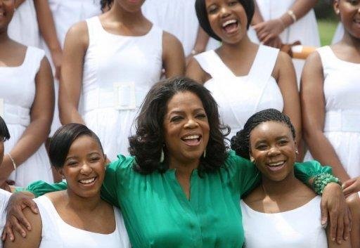 Oprah chora na primeira formatura de sua faculdade na &Aacute;frica do Sul