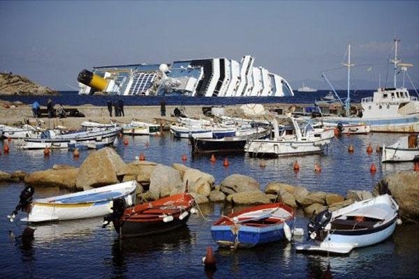 Navio teria batido numa pedra e ficado preso no lado esquerdo, inclinando e fazendo com que a &aacute;gua entrasse