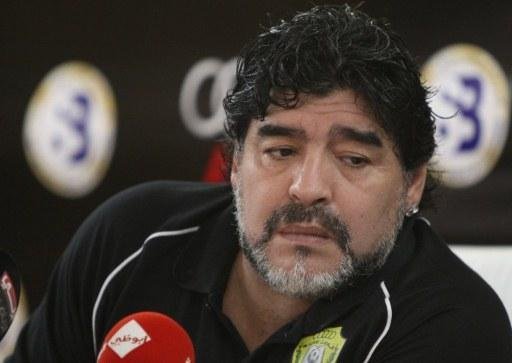 Maradona foi internado &agrave;s pressas para retirar pedras no rim 