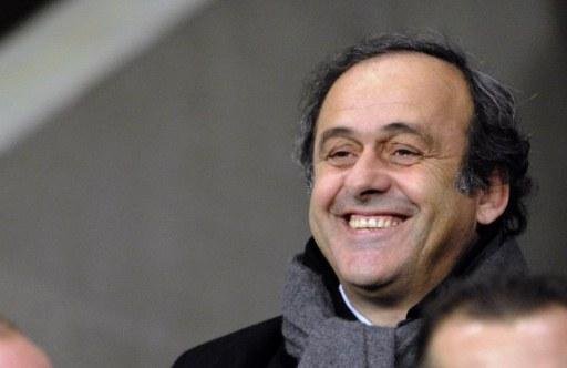 Blatter v&ecirc; Platini pronto para suced&ecirc;-lo na Fifa