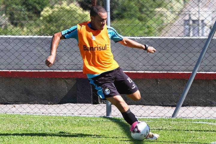 L&eacute;o Gago comemorou a liberdade para atuar no meio-campo do Gr&ecirc;mio