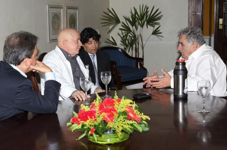 Ap&oacute;s sess&atilde;o de radioterapia, Lula reuniu-se para um almo&ccedil;o com o presidente do Uruguai, Jos&eacute; Mujica 