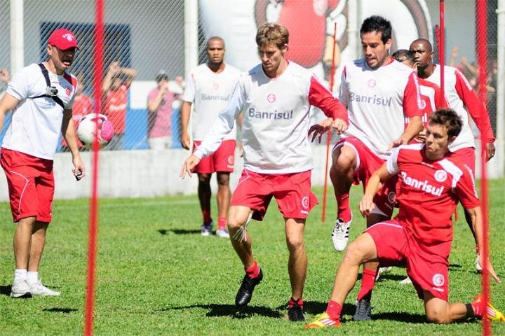 Bolatti perde espa&ccedil;o para Josimar nos treinos, avalia Dorival