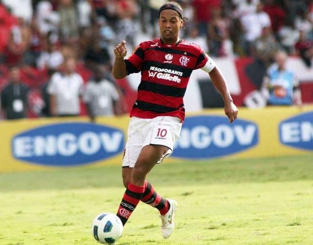 Ronaldinho passa mal e desfalca treino do Flamengo