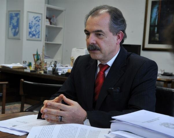 Mercadante assume o MEC