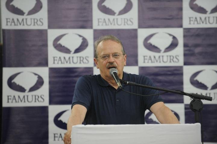Tarso Genro participou da abertura da assembleia da Famurs em Tramanda&iacute;