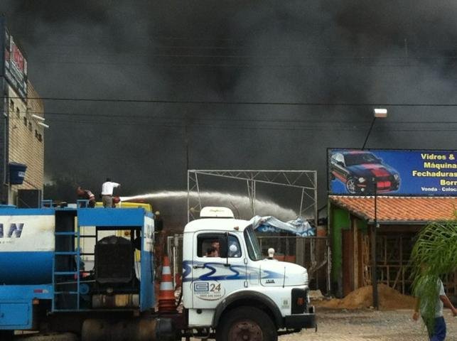 Inc&ecirc;ndio atinge &aacute;rea comercial em Gravata&iacute;