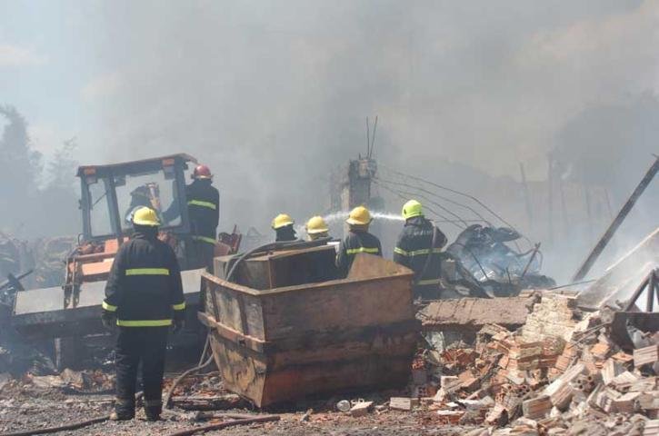Bombeiros trabalham na extin&ccedil;&atilde;o de focos de inc&ecirc;ndio em Gravata&iacute;