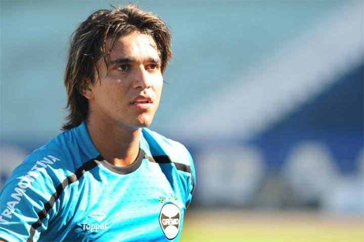 Marcelo Moreno sente dor na panturrilha e fica fora de treino do Gr&ecirc;mio