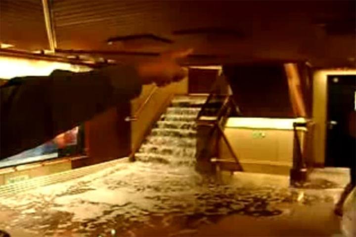 V&iacute;deos mostram perspectiva de passageiro de &aacute;gua invadindo o Costa Concordia