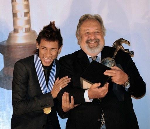 Neymar sorri ao lado do presidente do Santos, Luis &Aacute;lvaro de Oliveira Ribeiro 