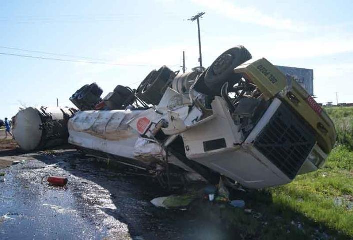 Caminh&atilde;o carregado com &oacute;leo tomba no Alto Uruguai