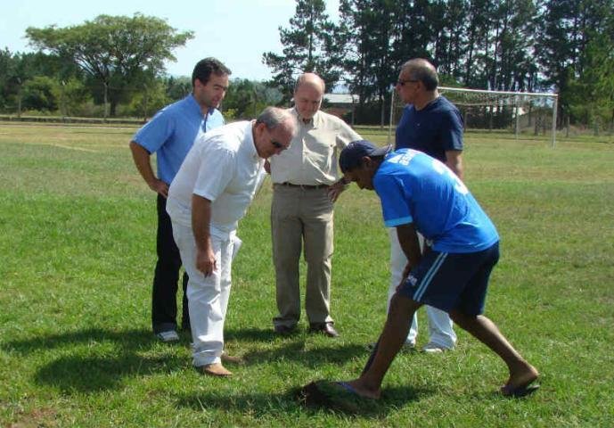 Vistoria no Gramado do Centro de Educa&ccedil;&atilde;o F&iacute;sica e Desportos da UFSM