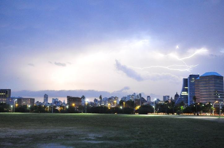 Raios iluminaram c&eacute;us da Capital no in&iacute;cio da noite