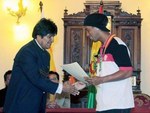 Ronaldinho recebe condecora&ccedil;&atilde;o na Bol&iacute;via