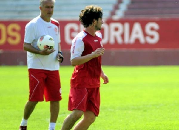 Dorival observa Jo&atilde;o Paulo no treino deste s&aacute;bado