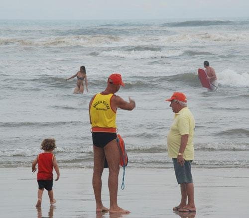 Opera&ccedil;&atilde;o Golfinho realizou 493 salvamentos