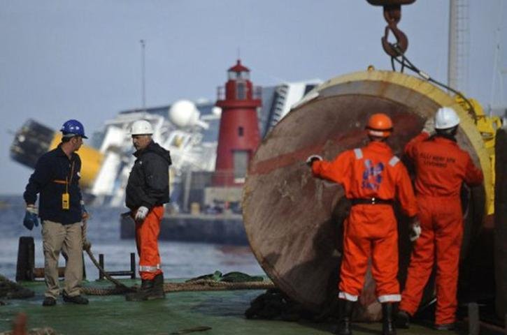 Mergulhadores das equipes de resgate vasculham o navio Costa Concordia