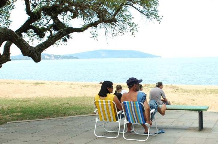  Em Ipanema, muitos usaram o tempo livre do domingo para caminhar ou pedalar no cal&ccedil;ad&atilde;o 
