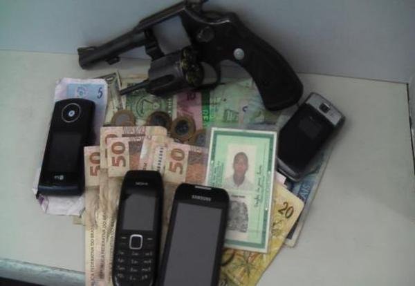 Objetos apreendidos na resid&ecirc;ncia de Douglas