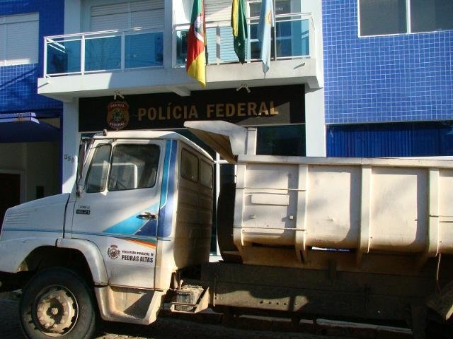 PF apreendeu dois caminh&otilde;es da prefeitura de Pedras Altas