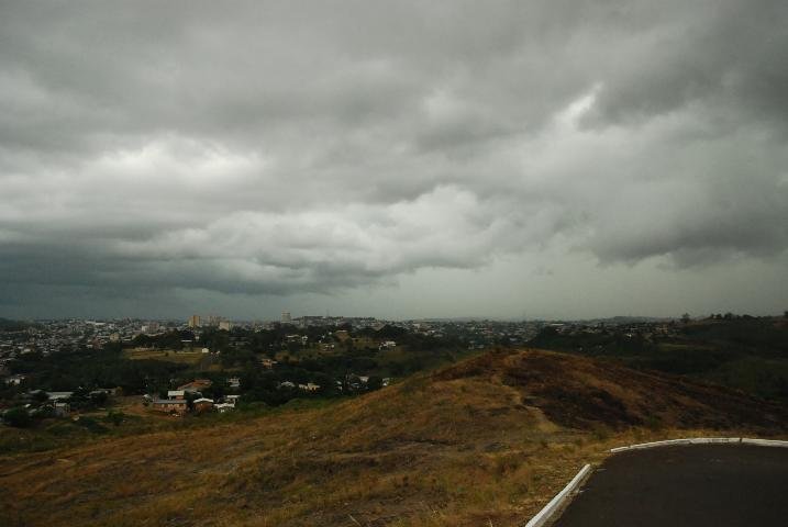Nuvens carregadas anunciam a chegada da chuva em Santana do Livramento