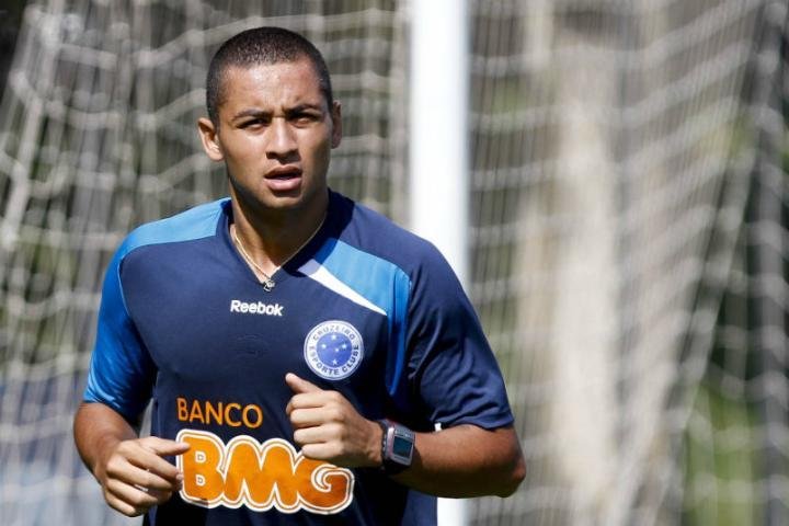 Wellington Paulista acredita que participa&ccedil;&atilde;o na pr&eacute;-temporada deve melhorar desempenho em 2012