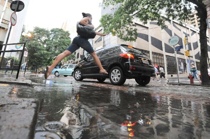 Chuva chega a Porto Alegre