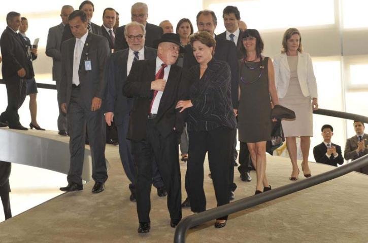 Ao lado de Lula, Dilma defende o Enem e elogia Haddad