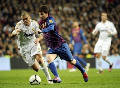 Pepe (&agrave; esquerda) foi alvo de pol&ecirc;mica ap&oacute;s pisar na m&atilde;o esquerda de Messi 