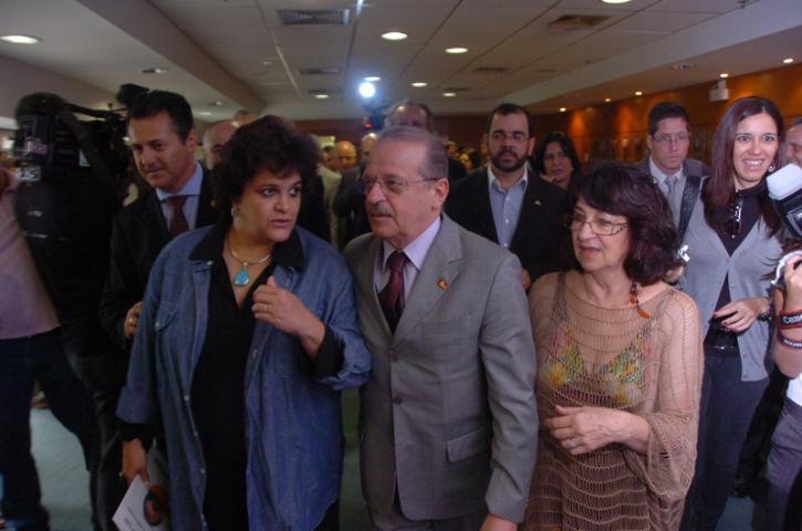 Ministra Izabella Teixeira (esq.) participa de evento na Capital 