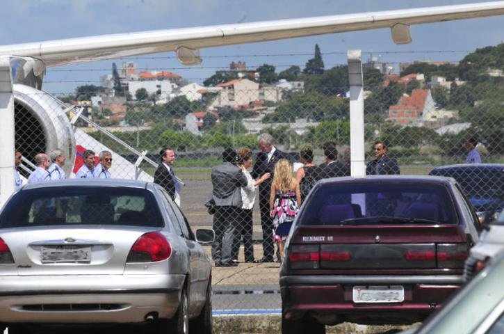 Dilma desembarca em Porto Alegre para o FST