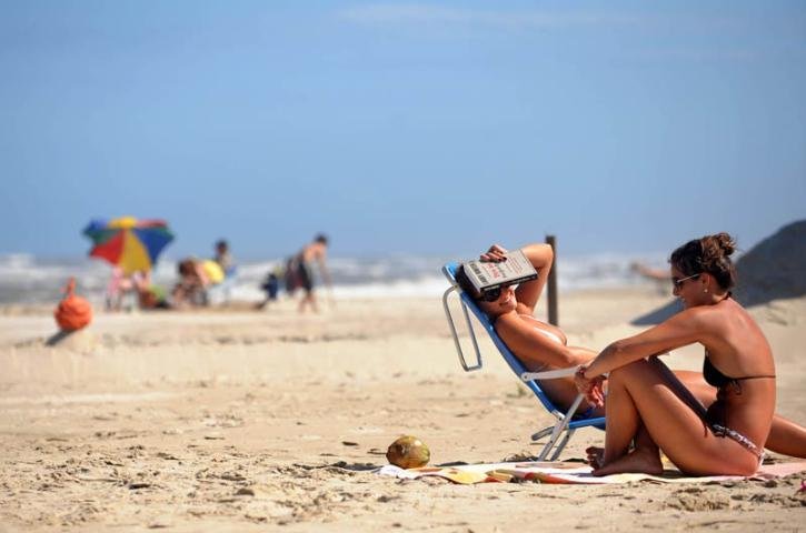 Amigas conversam na beira da praia