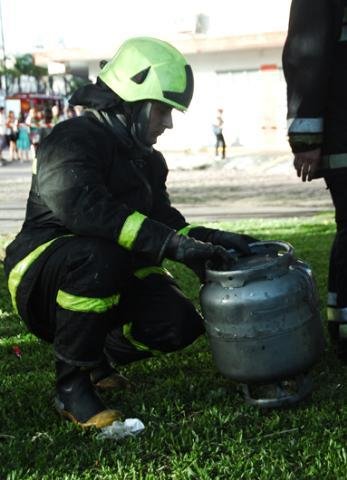 Bombeiro retira buj&atilde;o de g&aacute;s