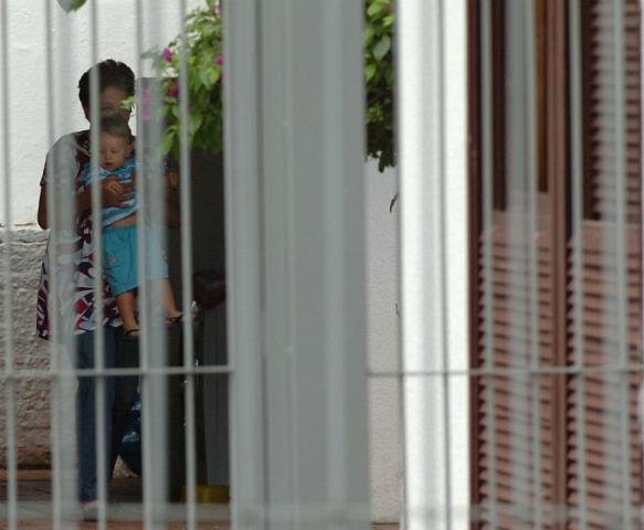 Acompanhada de neto, Dilma visita ex-marido na zona Sul da Capital