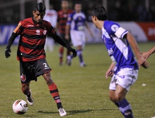 L&eacute;o Moura (&agrave; esquerda) deu passe para o gol de Luiz Ant&ocirc;nio contra o Real Potos&iacute;