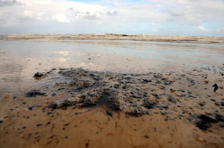 Opera&ccedil;&atilde;o da Transpetro provoca vazamento de &oacute;leo no mar em Tramanda&iacute;