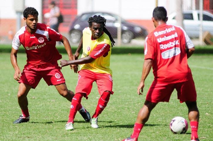 Tinga volta a treinar com reservas do Inter ap&oacute;s les&atilde;o muscular
