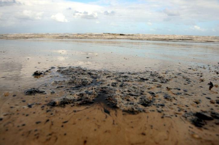 &Oacute;leo vazado de uma monoboia da Transpetro chegou &agrave; beira da praia de Tramanda&iacute; na tarde desta sexta-feira