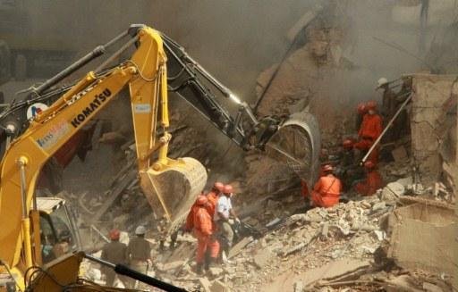 Corpo de Bombeiros trabalhar&aacute; por mais 48 horas na retirada de corpos dos escombros