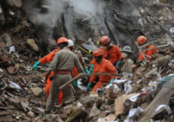Bombeiros se concentram em &aacute;rea de sa&iacute;da do primeiro pr&eacute;dio a desabar