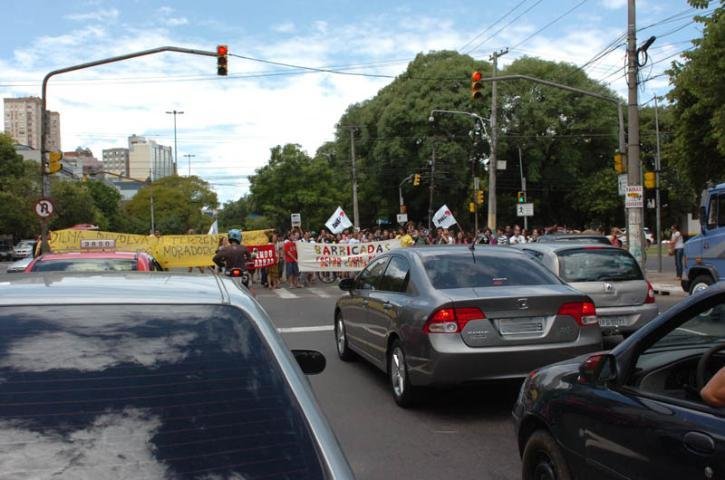 Estudantes bloquearam parte da avenida Loureiro da Silva em protesto contra o aumento da passagem 