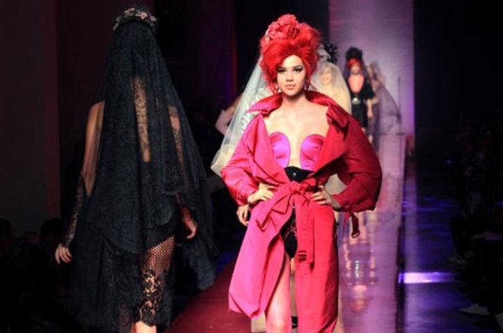 Estilista franc&ecirc;s apresentou espartilhos, corpetes e outras superposi&ccedil;&otilde;es inspiradas na cantora
